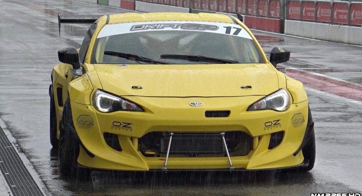 Driftάροντας με ένα Toyota GT86 που φορά 2JZ κινητήρα