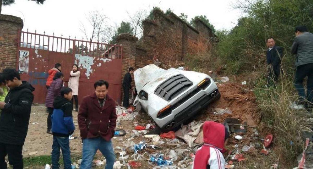 Έριξε τη Lamborghini Huracan στα σκουπίδια