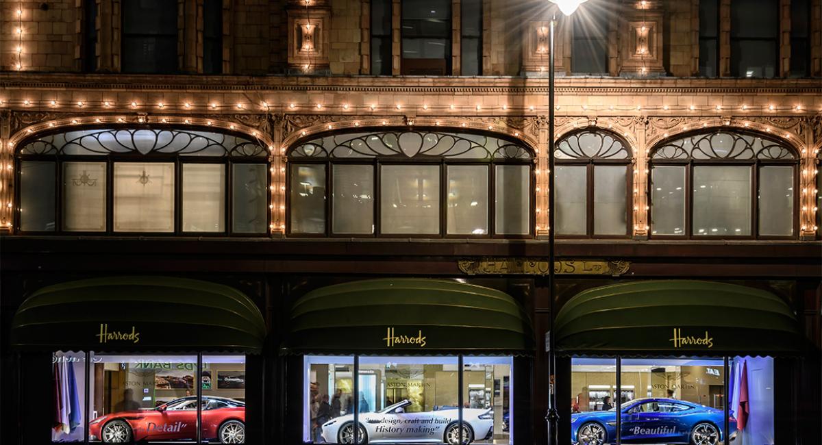 Aston Martin πίσω από τη βιτρίνα του Harrods