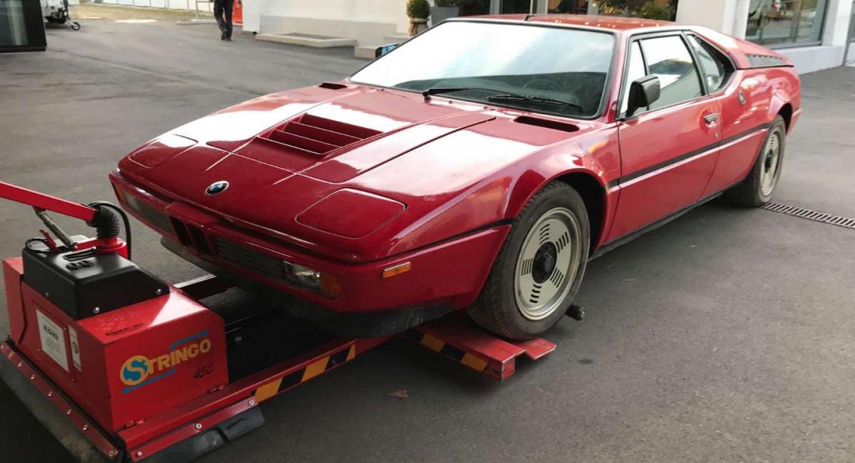 Μία BMW M1 εγκαταλελειμμένη και σκονισμένη