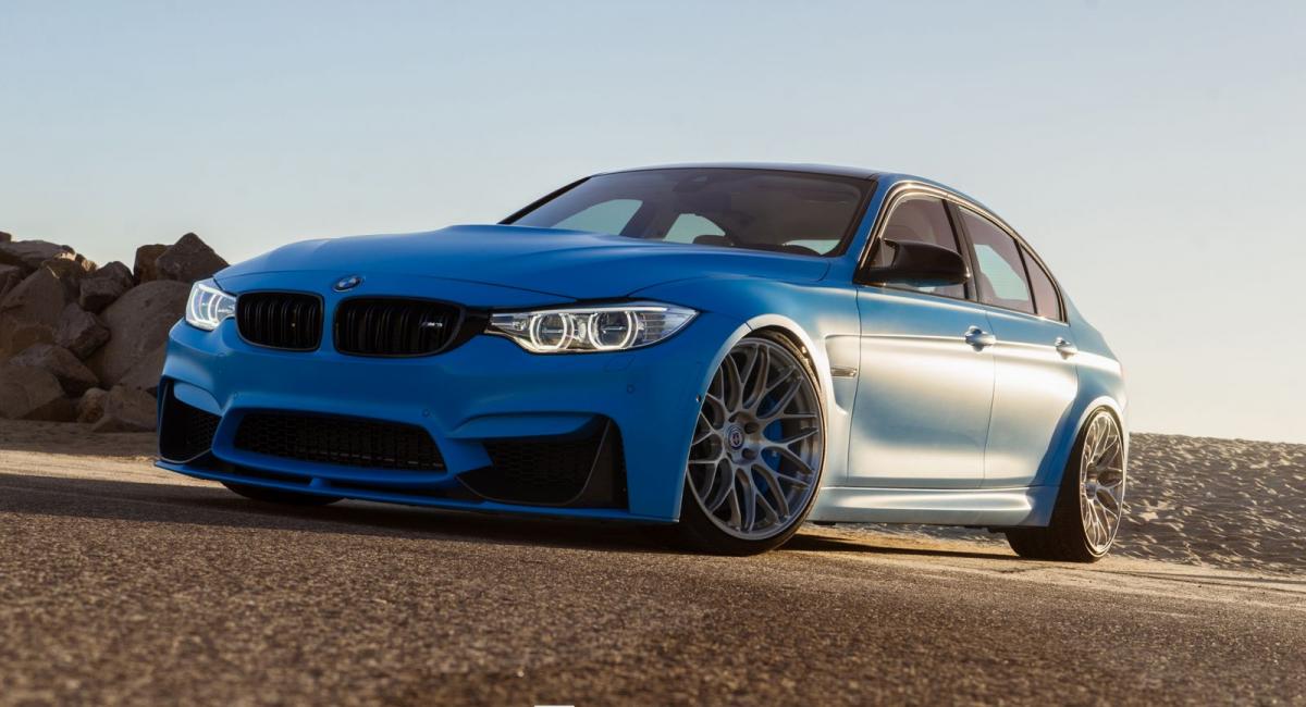 Μια BMW M3 στο Riviera Blue της Porsche