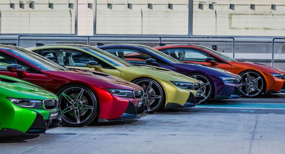 9 BMW i8 περιμένουν να γνωρίσουν τους νέους ιδιοκτήτες τους