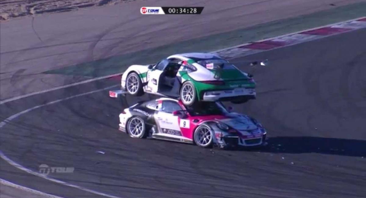 Πώς παίζουν δύο Porsche...πλακωτό