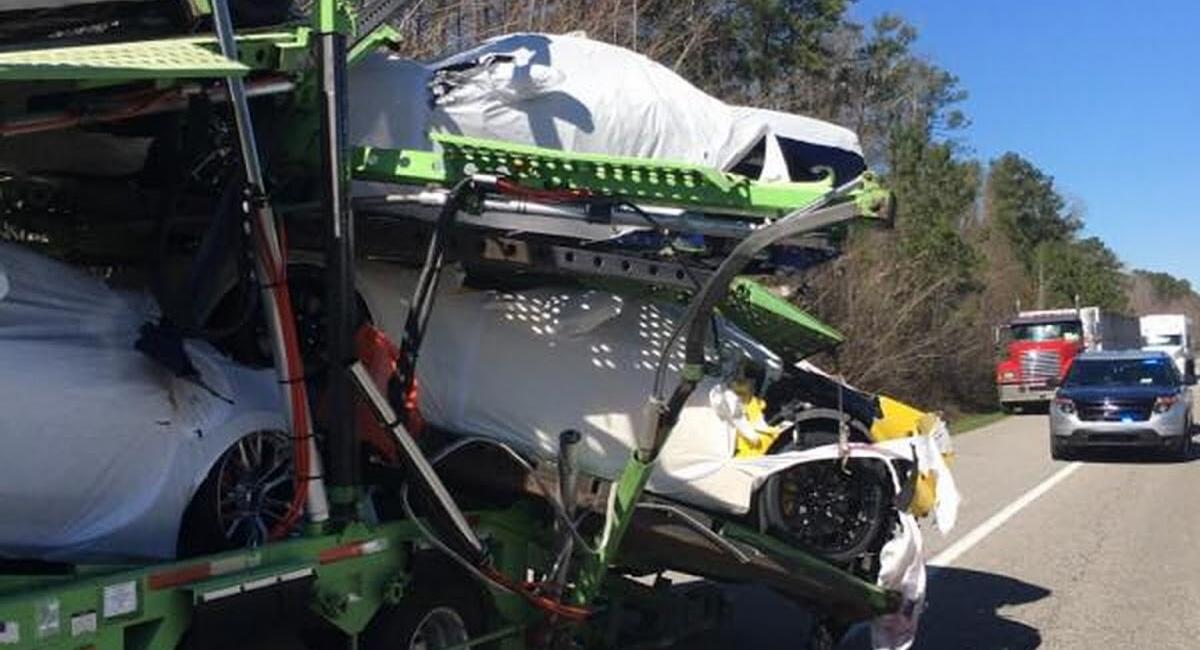 Φορτηγό γεμάτο με Corvette τράκαρε πάνω σε άλλο, προκαλώντας μεγάλες ζημιές
