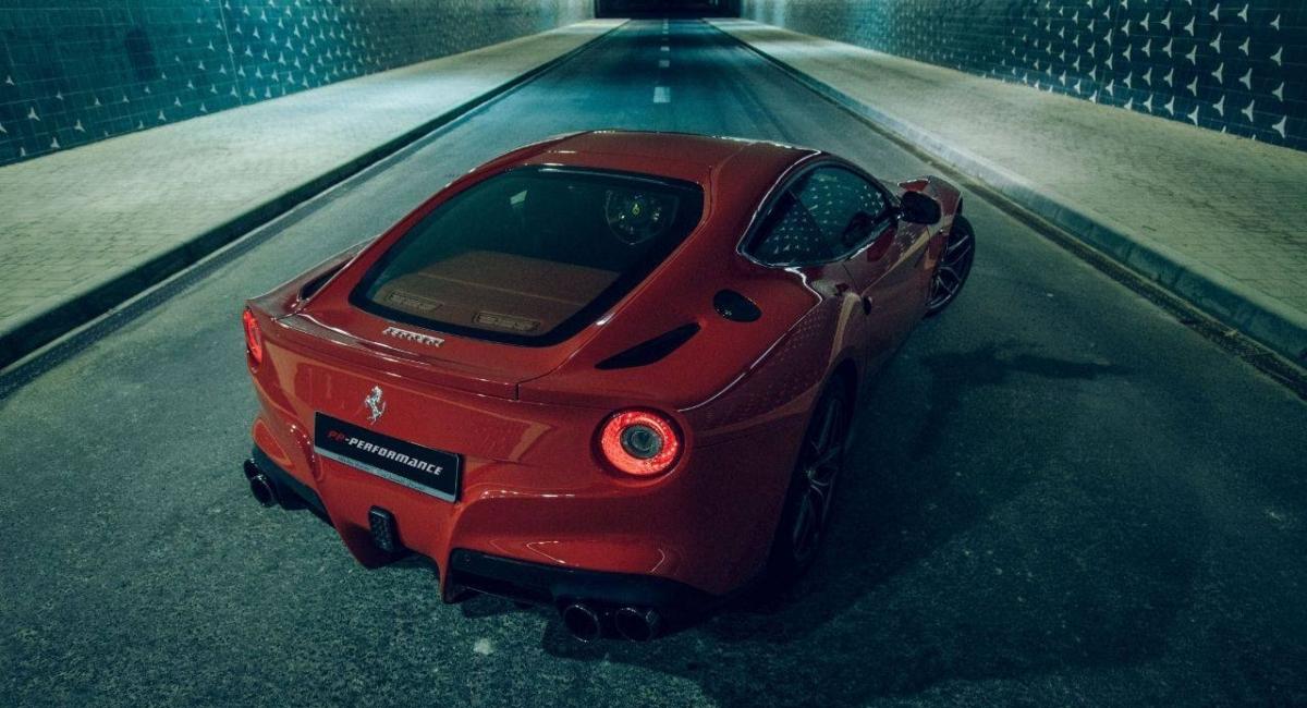 Ferrari F12berlinetta φορά Fi εξάτμιση και ουρλιάζει σε τούνελ