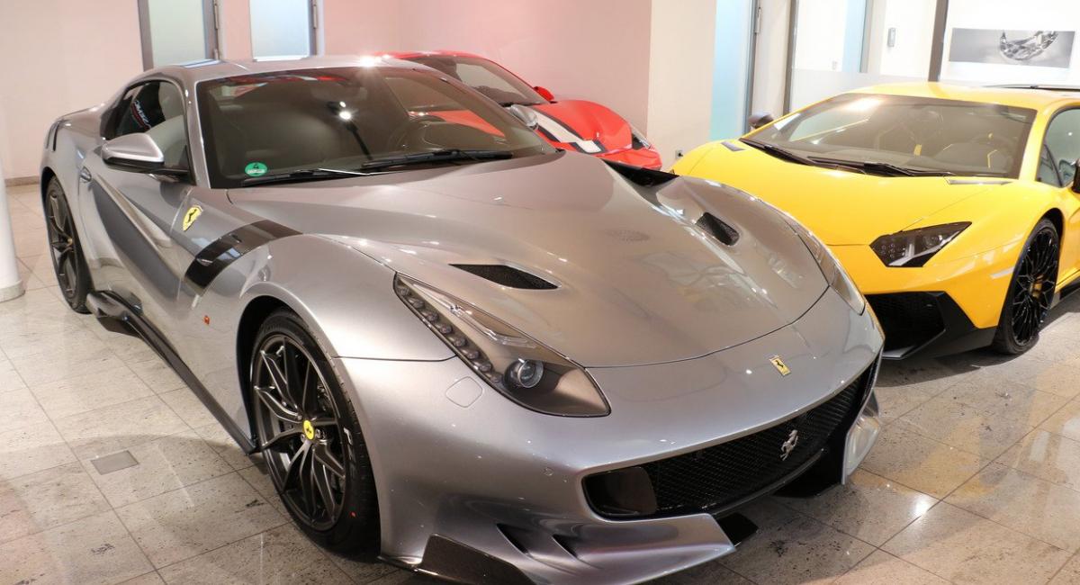 Μια γκρι Ferrari F12tdf πωλείται για 950.000 Euro.