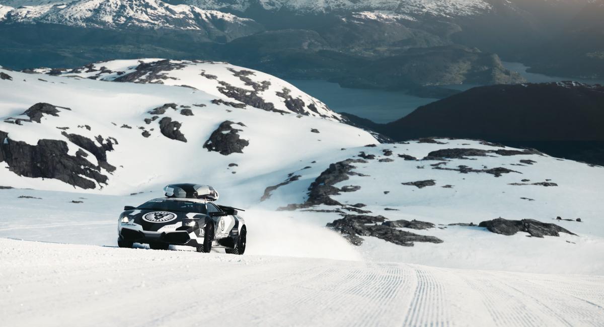 Ο Jon Olsson οδηγεί τη Lamborghini Murcielago του σε παγετώνες