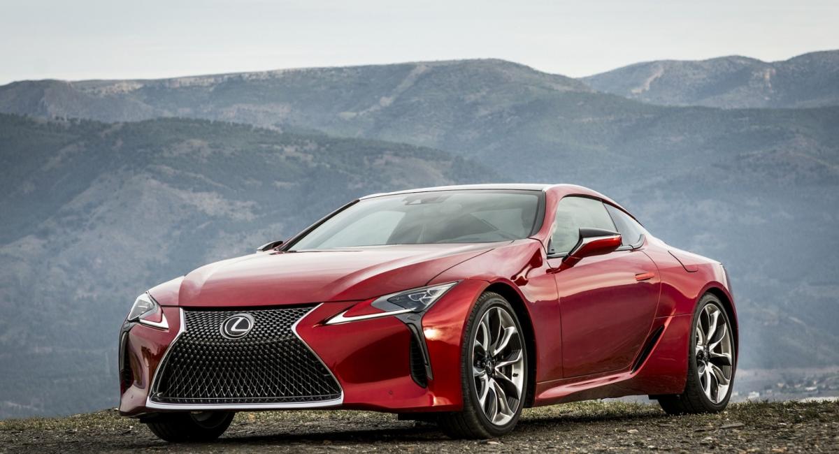 Lexus LC 500: Ένα φόρεμα εμπνευσμένο από τη σχεδίαση τoυ.