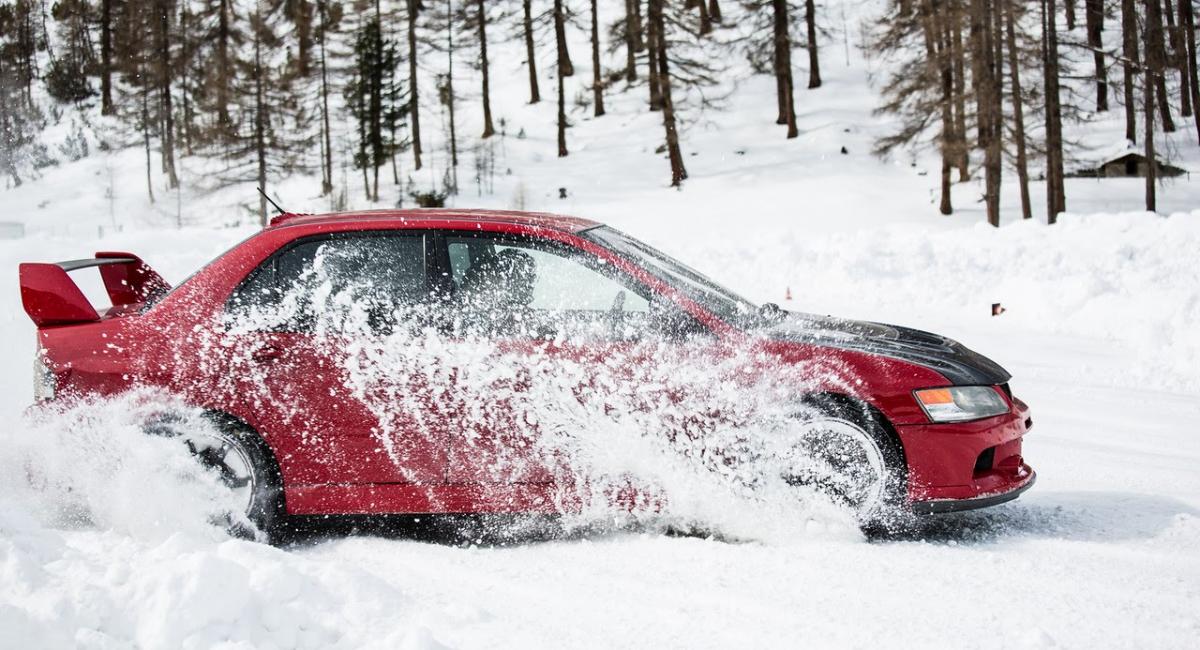 Mitsubishi Evo "απολαμβάνει" το χιόνι [Vid]