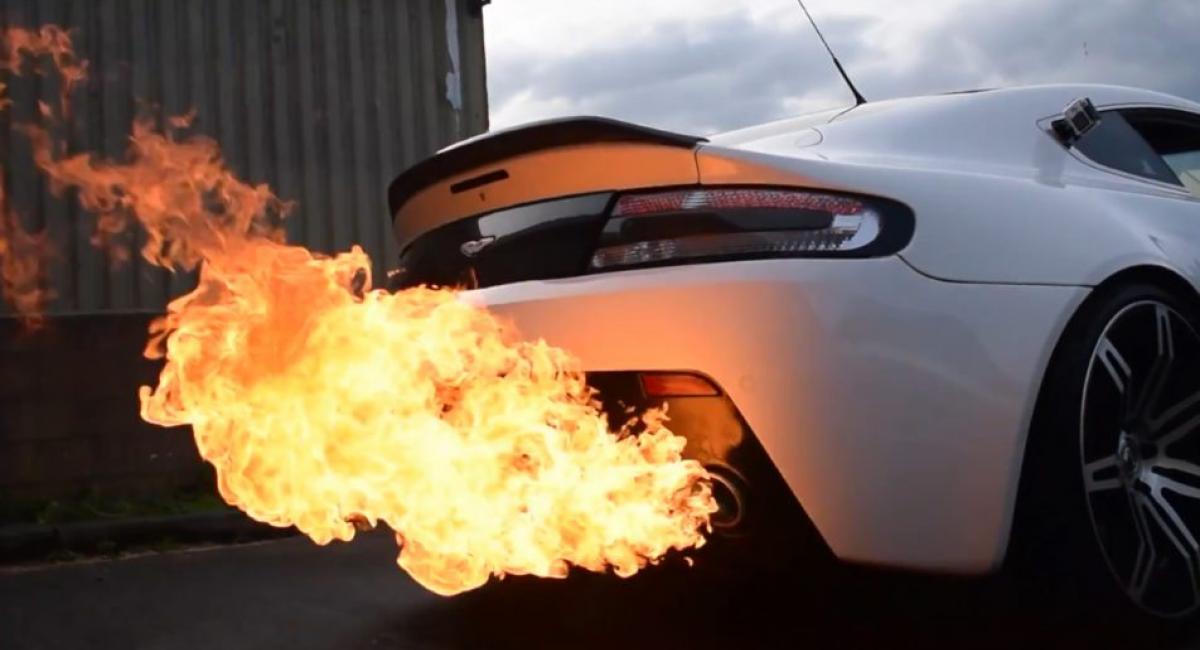 Μια Aston Martin V8 Vantage «φτύνει» φλόγες [Vid]