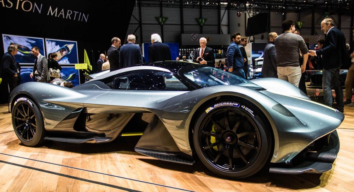 Η Aston Martin Valkyrie δεν θα αφήνει να παχύνει ο οδηγός