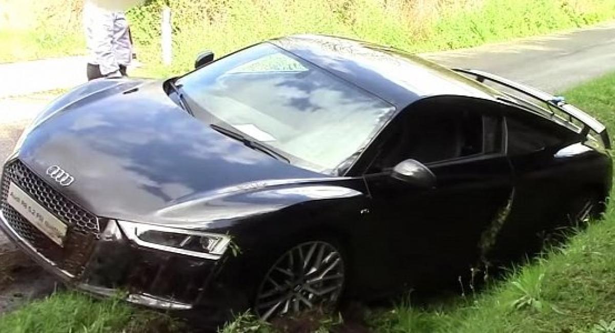 Ένα Audi R8 V10 Plus στο... χαντάκι (vid)