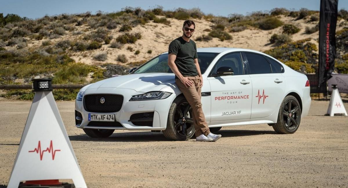 Ένας X-Man οδηγεί την 4κίνητη Jaguar XF (vid).