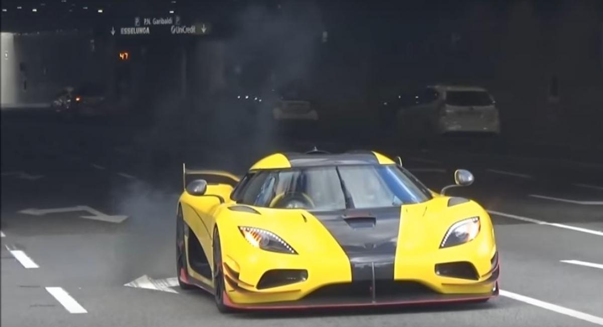 Ο κινητήρας μίας Koenigsegg Agera RS βγάζει καπνούς στη μέση του δρόμου