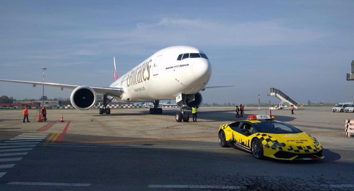 Συνοδεία αεροσκαφών με... Lamborghini