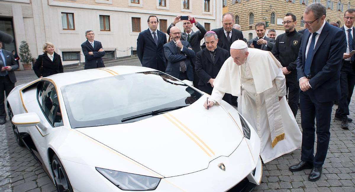 Η Lamborghini έκανε δώρο στον Πάπα μια Huracan