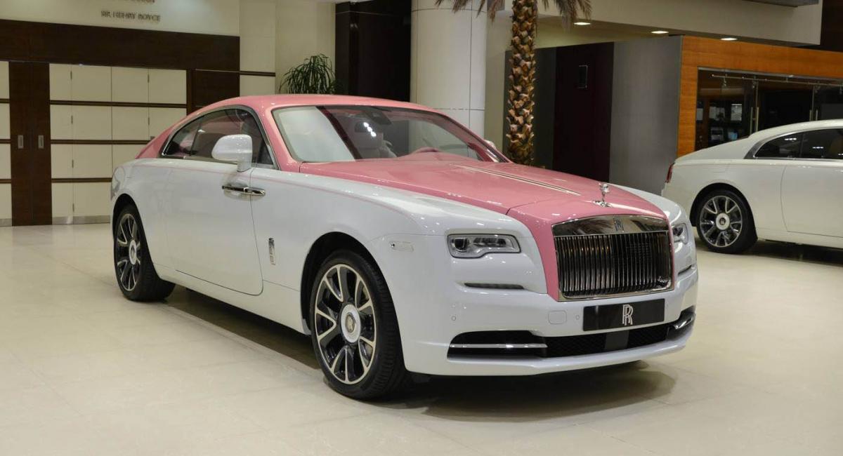 Μία ροζ Rolls-Royce Wraith περιμένει κάποια “Barbie”