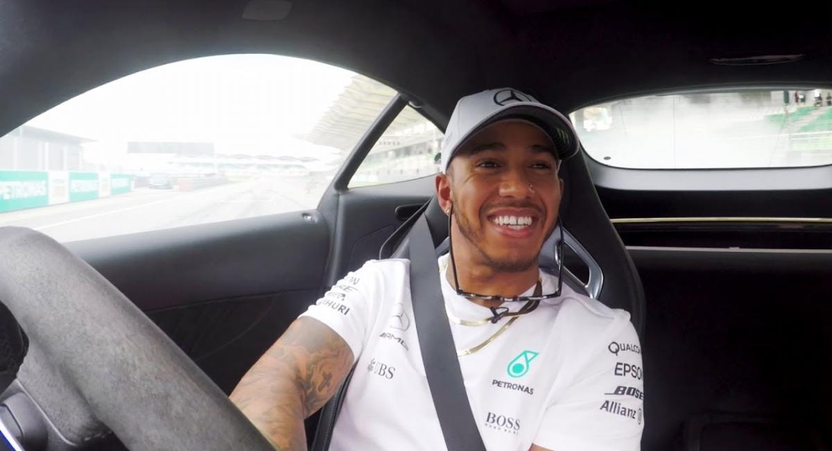 Ο Lewis Hamilton δίνει συνέντευξη πηγαίνοντας «με τις μπάντες» [Vid]