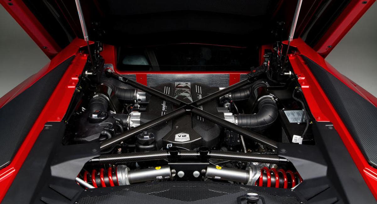 Lamborghini: Οι V10 και V12 κινητήρες είναι εδώ και θα μείνουν