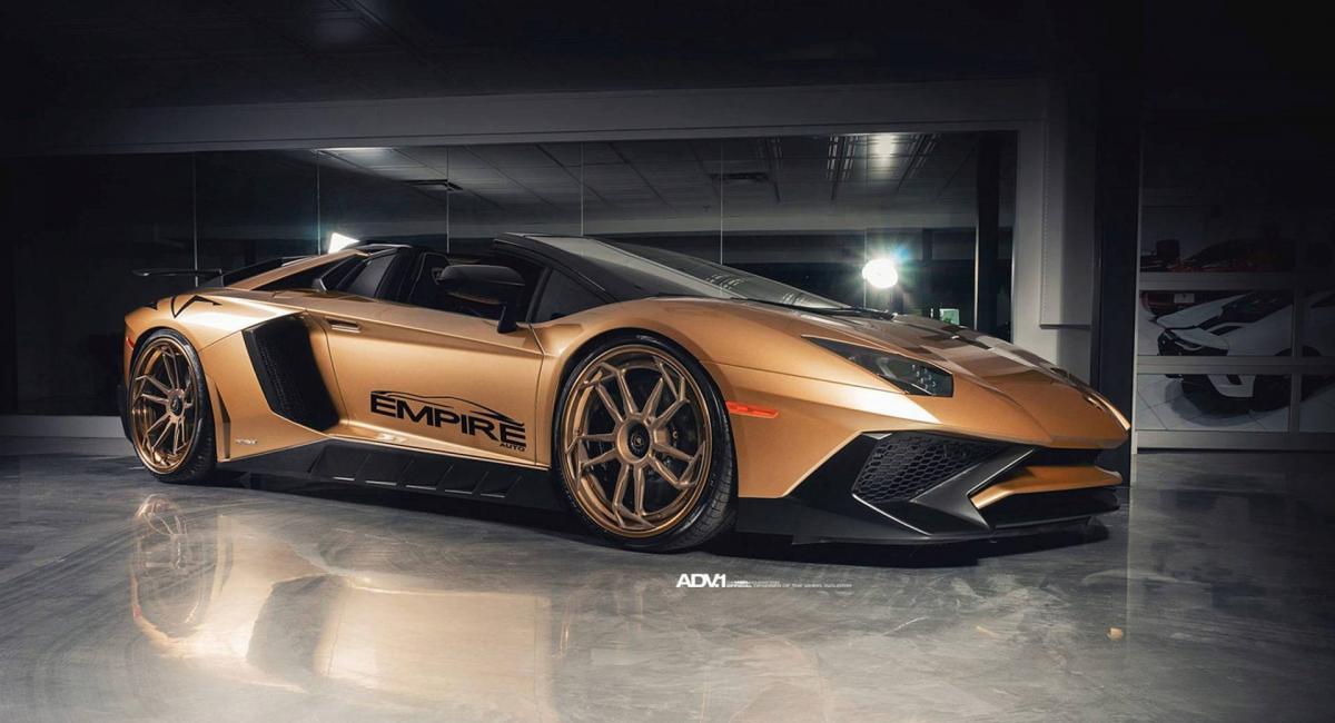 Χρυσαφί Lamborghini Aventador SV με 750 ίππους