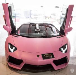 Πωλείται μια ροζ Lamborghini Aventador