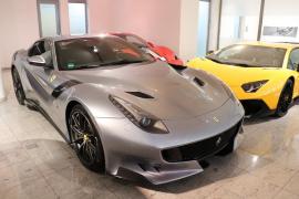 Μια γκρι Ferrari F12tdf πωλείται για 950.000 Euro.