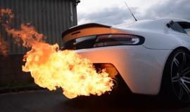 Μια Aston Martin V8 Vantage «φτύνει» φλόγες [Vid]