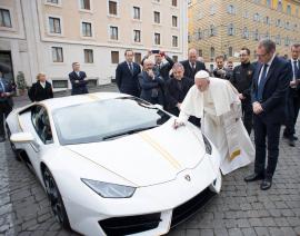 Η Lamborghini έκανε δώρο στον Πάπα μια Huracan