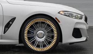 BMW 8-Series με χρυσές ζάντες 