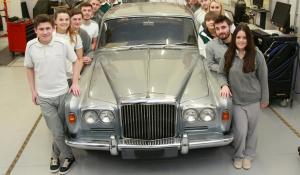 Bentley T-Series: Επανέρχεται στη ζωή από την ομάδα μαθητευόμενων.