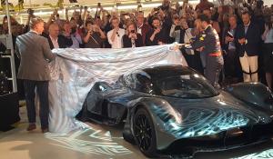 Φωτογραφίες και πλάνα από την αποκάλυψη του supercar της Aston Martin-Red Bull