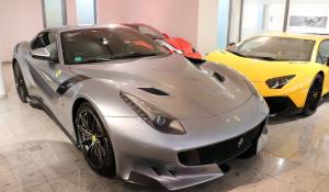 Μια γκρι Ferrari F12tdf πωλείται για 950.000 Euro.