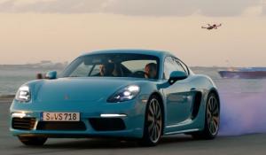 Porsche 718 Cayman S vs drones (vid)