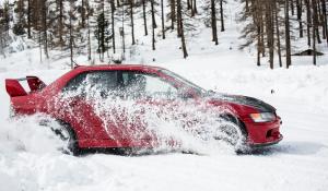 Mitsubishi Evo "απολαμβάνει" το χιόνι [Vid]