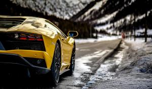 Παίζοντας με μια Lamborghini Aventador S στα χιόνια [Vid]