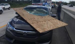 Κόντρα πλακέ καρφώθηκε στο παρμπρίζ ενός Honda